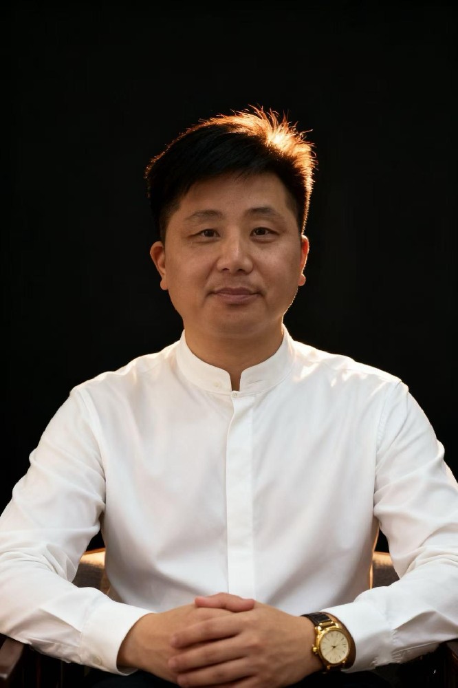 王鎮平（國瓷紅葉畫院研究員）