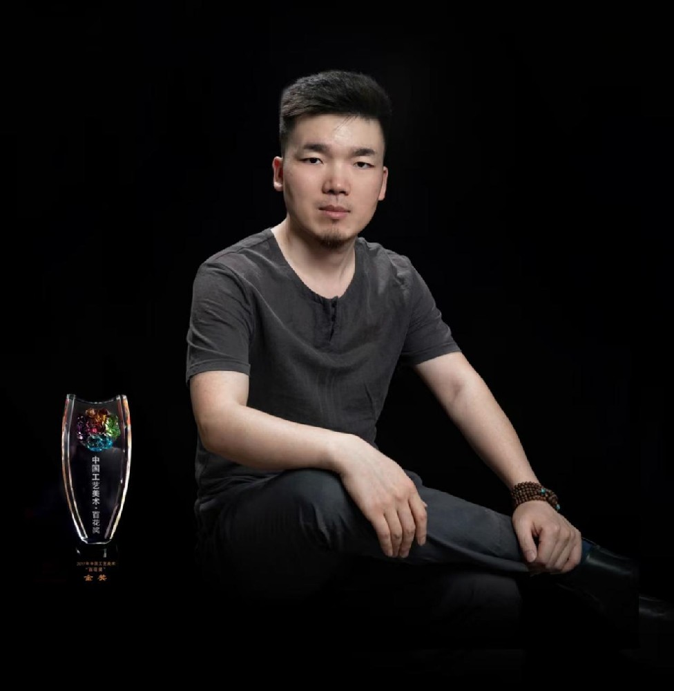 楊丞鈞（國(guó)瓷紅葉畫院高級(jí)畫師）